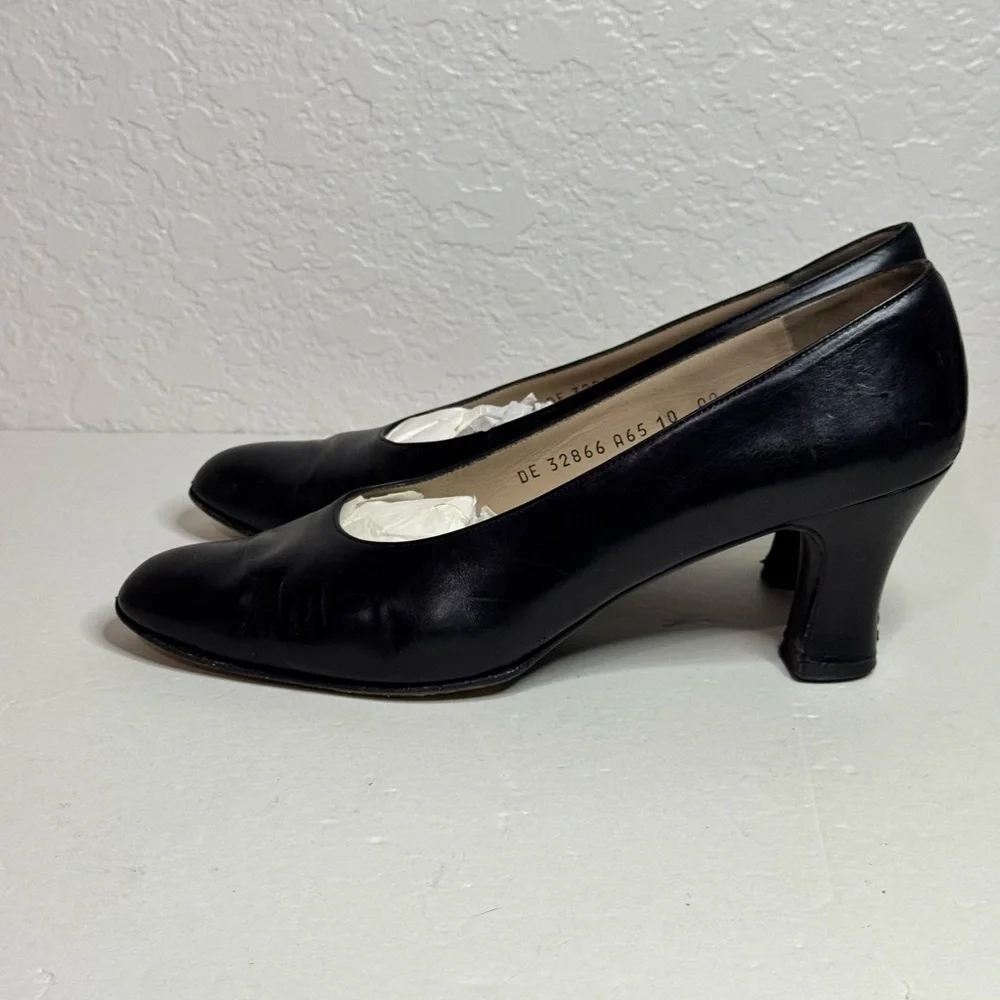Salvatore Ferragamo Women’s Beautiful Classic 90’s Black Pump Heels Size 10